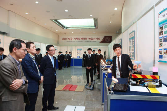 국립 한국교통대학교 항공기계설계학과(학과장 김경범 교수)가 26일 오후 1시 30분 충주캠퍼스 국원문화관 1층 로비에서 '제19회 항공기계설계학과 학술제'를 개최했다.  한국교통대 제공